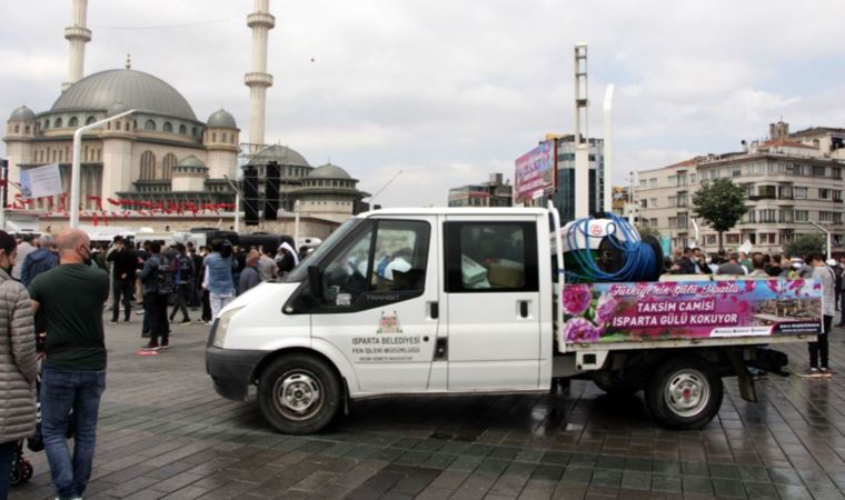 Taksim'de 25 ton gül suyu döken Isparta Belediyesi, kenti kentini tuzlayamadı!