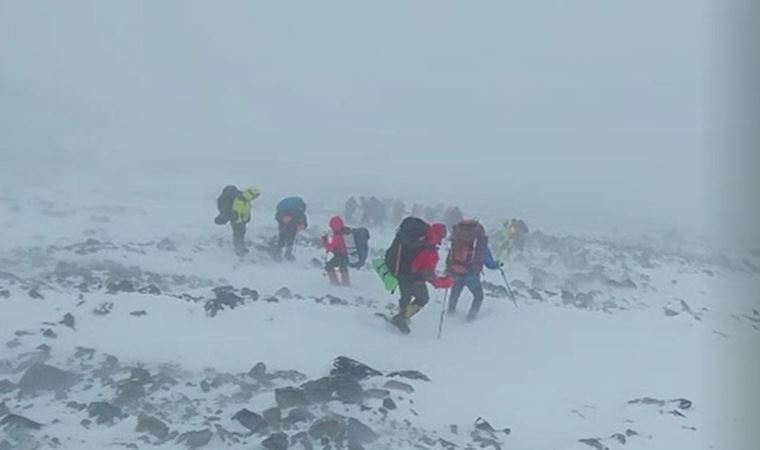 Ağrı Dağı’nda 4 bin 200 metre yükseklikte tipiye yakalanan İranlı dağcılar, Türk dağcılar tarafından kurtarıldı