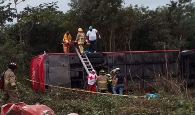 Meksika'da turistleri taşıyan otobüsün devrilmesi sonucu 8 kişi yaşamını yitirdi