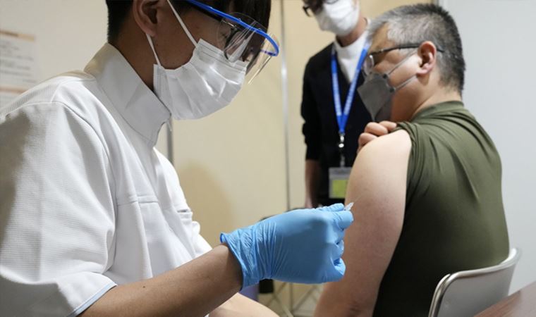 Japonya'da Covid-19 ile mücadelede günlük 1 milyon doz takviye aşı yapılması planlanıyor