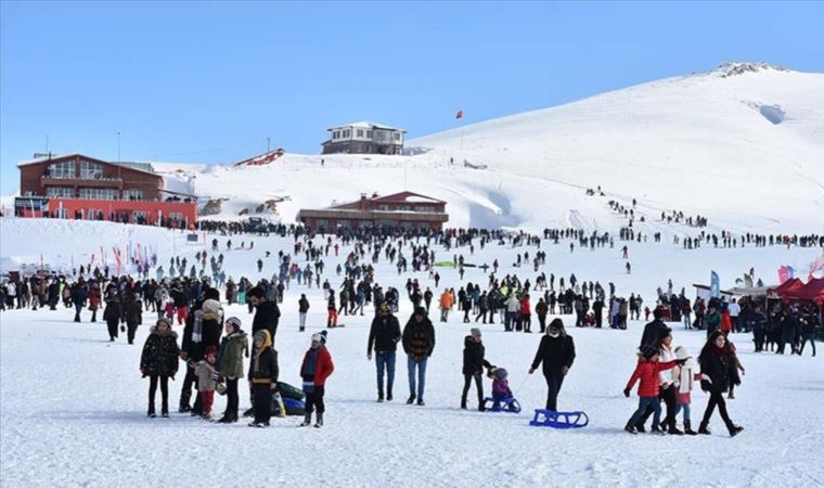 Kar festivali farklı illerden binlerce kişiyi Hakkari'de buluşturdu