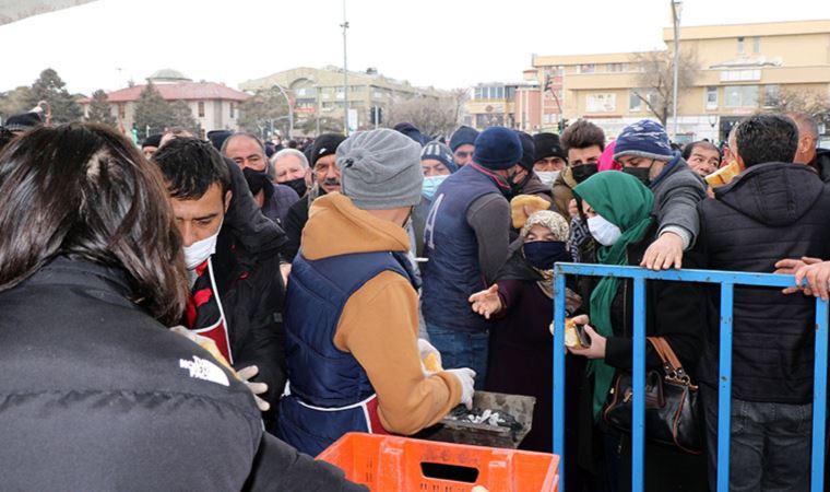 Erzincan'da bedava sucuk izdihamı
