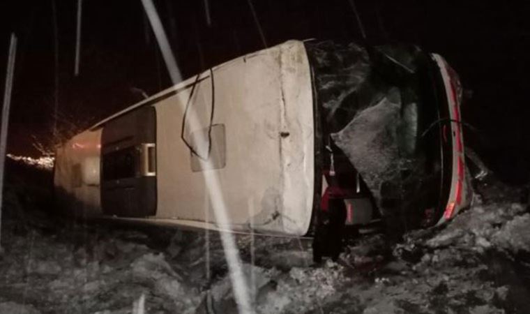 Afyonkarahisar'da yolcu otobüsünün devrilmesi sonucu 15 kişi yaralandı