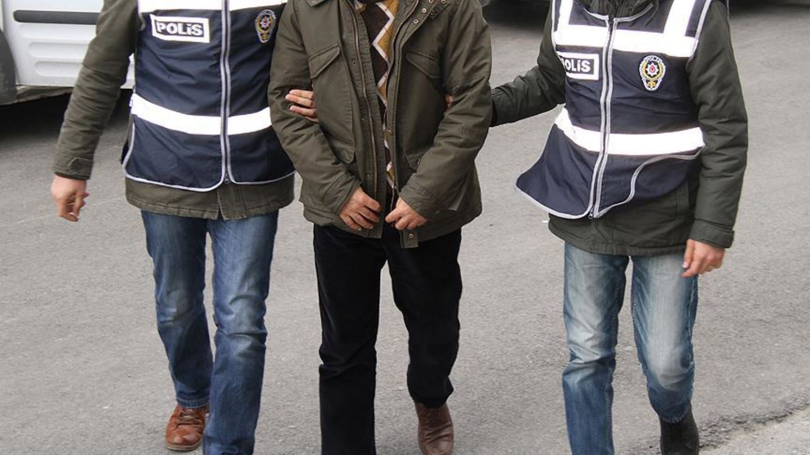 İzmir'de 'sahte alkol' operasyonunda 4 tutuklama