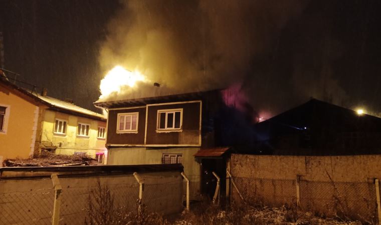 Kastamonu'da 2 katlı binadaki yangın: 5 kişi kurtarıldı