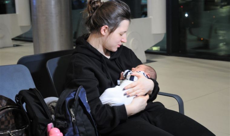 Savaştan 3 saat önce doğan Türk bebeği Emilia, ailesiyle İstanbul'da