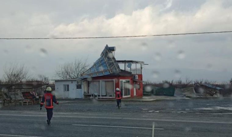Malatya'da şiddetli rüzgar evin çatısını uçurdu
