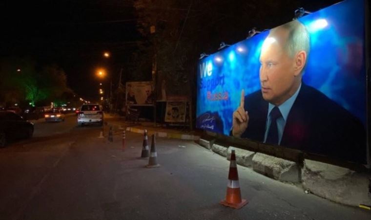 Bağdat'ta 'Rusya'yı destekliyoruz' yazılı dev Putin posteri asıldı