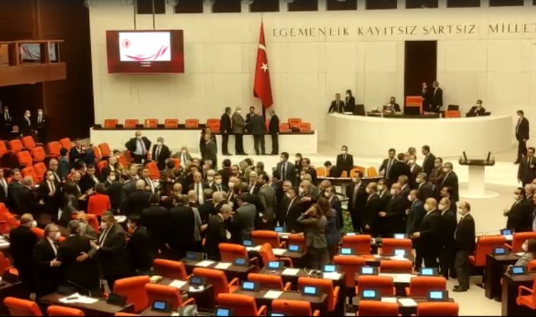 TBMM Genel Kurulu'nda gerginlik: CHP'li milletvekiline yumrukla saldırdı