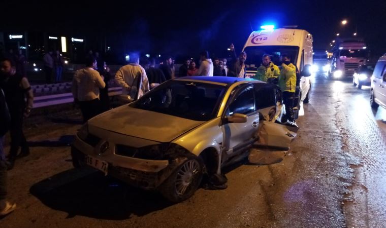 Bursa'da hatalı sollama kazaya neden oldu; 2 yaralı