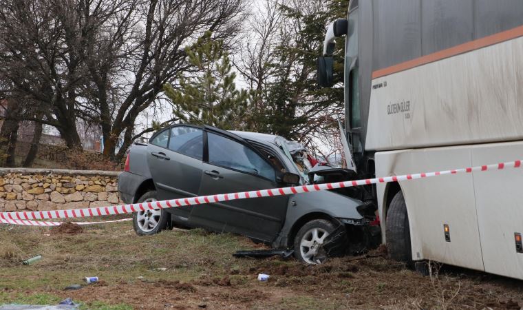 Eskişehir'de işçi servisi ile otomobil çarpıştı: 3 ölü, 1 yaralı