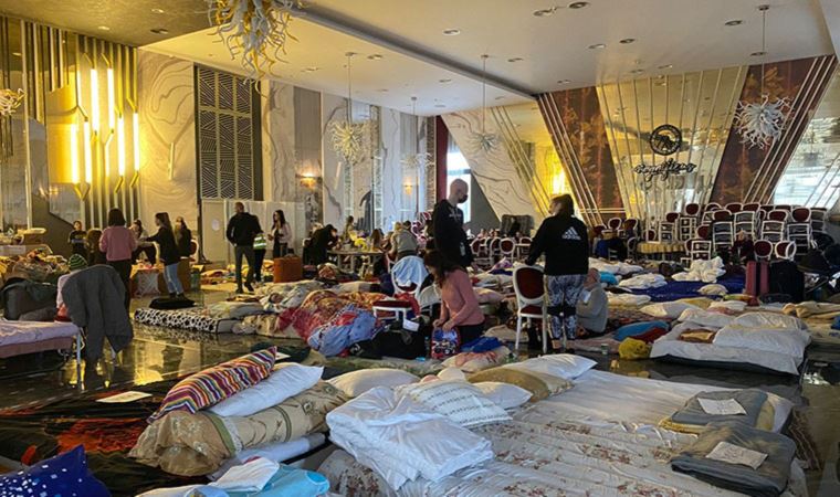 Romanya otelinde balo salonu Ukrayna'dan kaçan mültecileri ağırlıyor