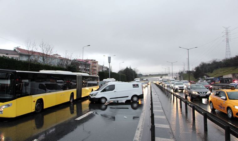 İstanbul'da trafiği kilitleyen kaza!