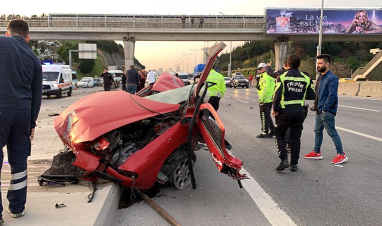 İstanbul''da korkunç kaza: Otomobil ikiye bölündü; 1 ağır yaralı