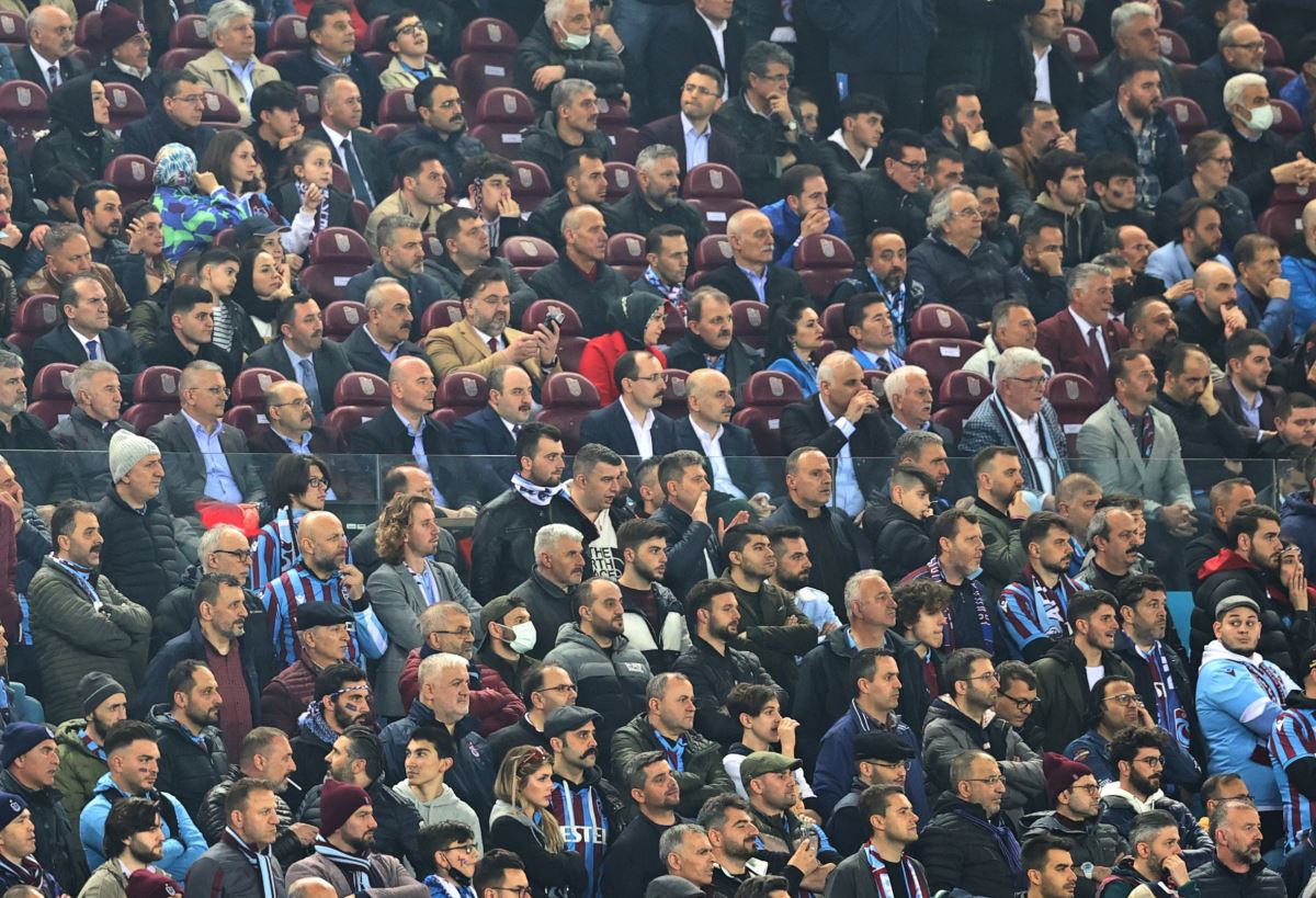 <p>2-2'lik skorun ardından 77 puana ulaşan bordo-mavililer, Süper Lig'de 38 yıl aranın ardından şampiyon oldu. </p>
