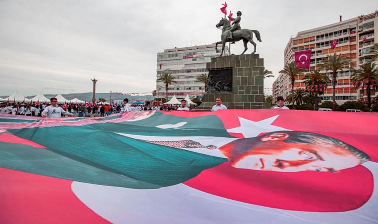 İzmir’de coşkulu 19 Mayıs kutlaması