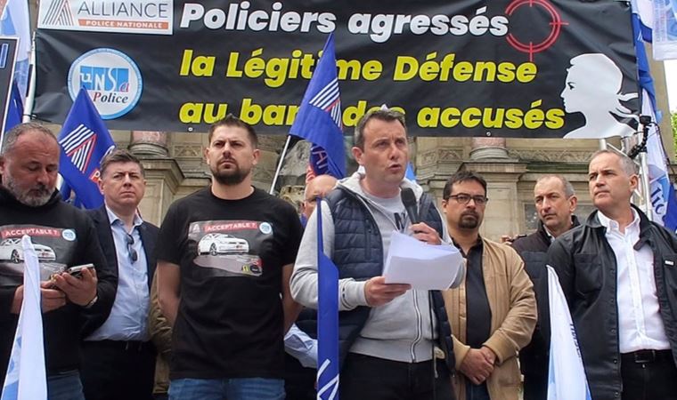 Fransa’da polislerden “cinayetten” yargılanan meslektaşlarına destek gösterisi