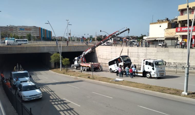Adana'da yolcu minibüsü alt geçide düştü