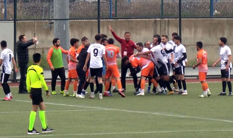 Talas İdman Yurdu ile Yeni Esenspor maçında futbolcu maçın hakemine saldırdı