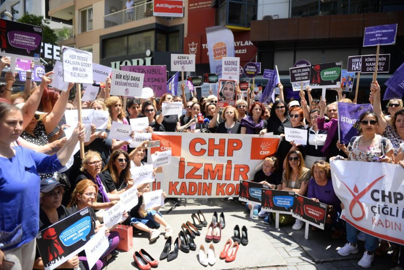 <p>Sarayın ve AKP iktidarının kadına yönelik şiddeti ve kadın cinayetlerini sadece seyrediyor olmasına rağmen, biz kadınların birlikte mücadele etme çabası ve dayanışması her geçen gün büyüyor. Tüm kadın kollarımız ve kadın dernekleri ile birlikte, kadın cinayetlerine ve şiddete ‘hayır’ diyoruz.</p>