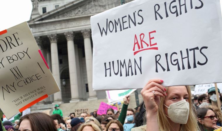 New York'ta binlerce kişi 'kürtaj hakkı' için sokağa çıktı