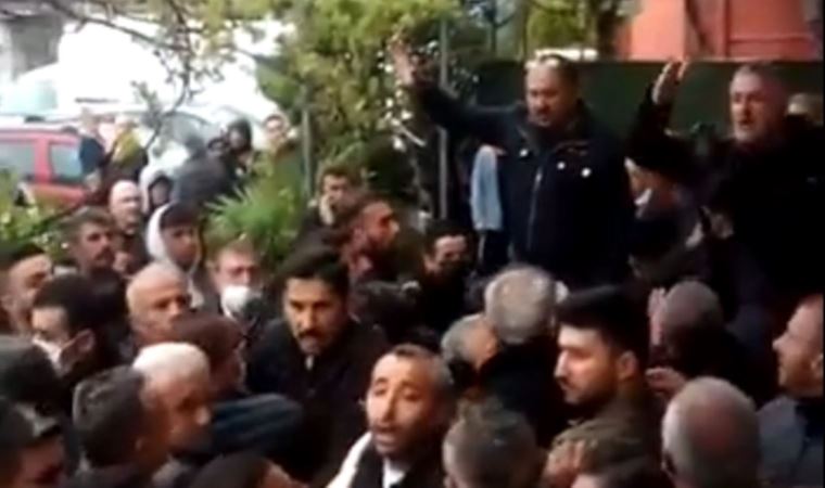 Mahalleliden AKP'li başkana sert tepki: Bayramlaşma için geldi, terk etmek zorunda kaldı