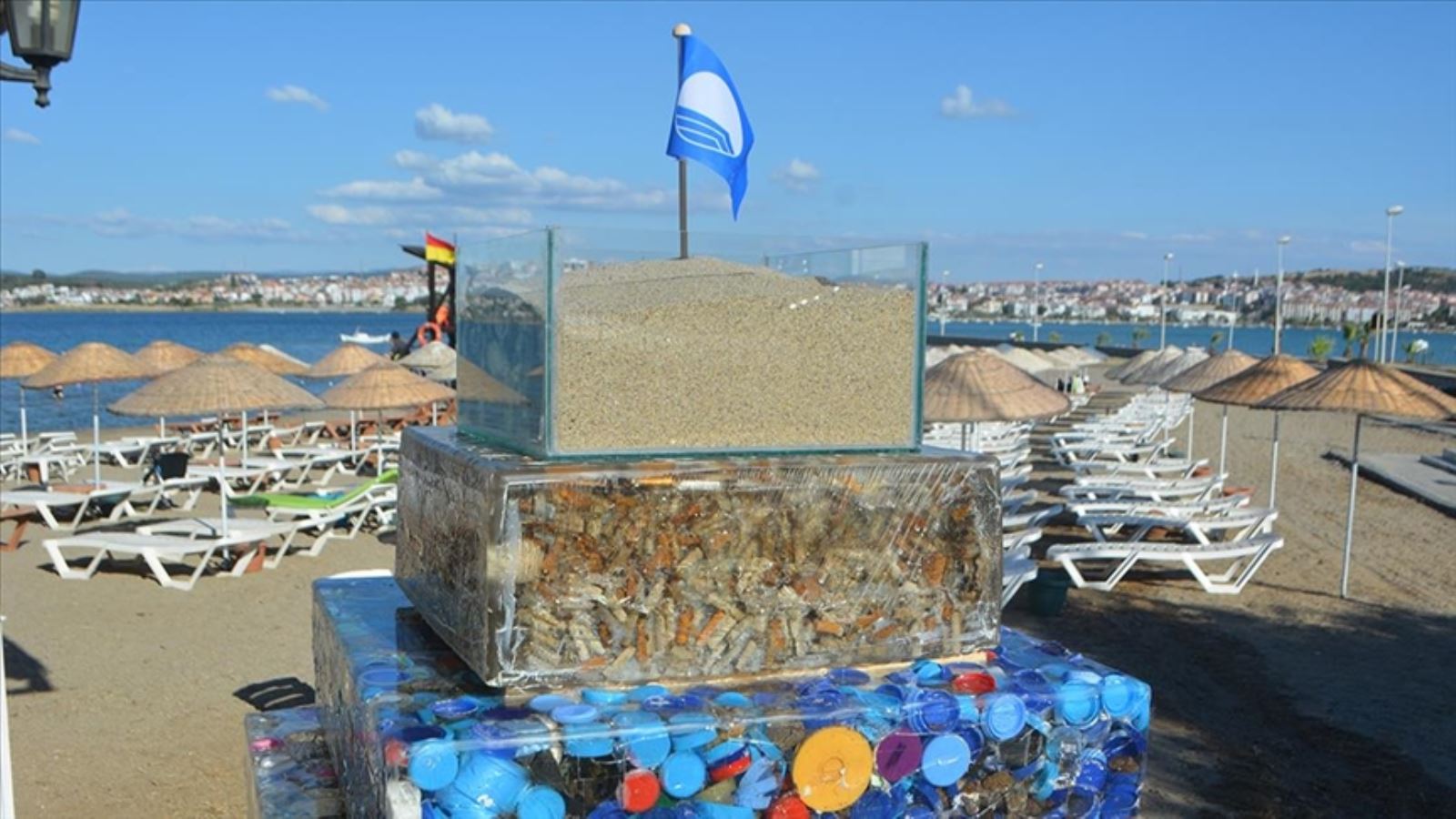 <p>Türkiye Çevre Eğitim Vakfı (TÜRÇEV), Sebahat Cihan Şişman Güzel Sanatlar Lisesi ve Ayvalık Belediyesinin katkılarıyla epoksi yöntemiyle hazırlanan anıt, Lale Adası'ndaki Ayvalık Belediyesine ait mavi bayraklı Duba Plajı'nda sergileniyor.</p>