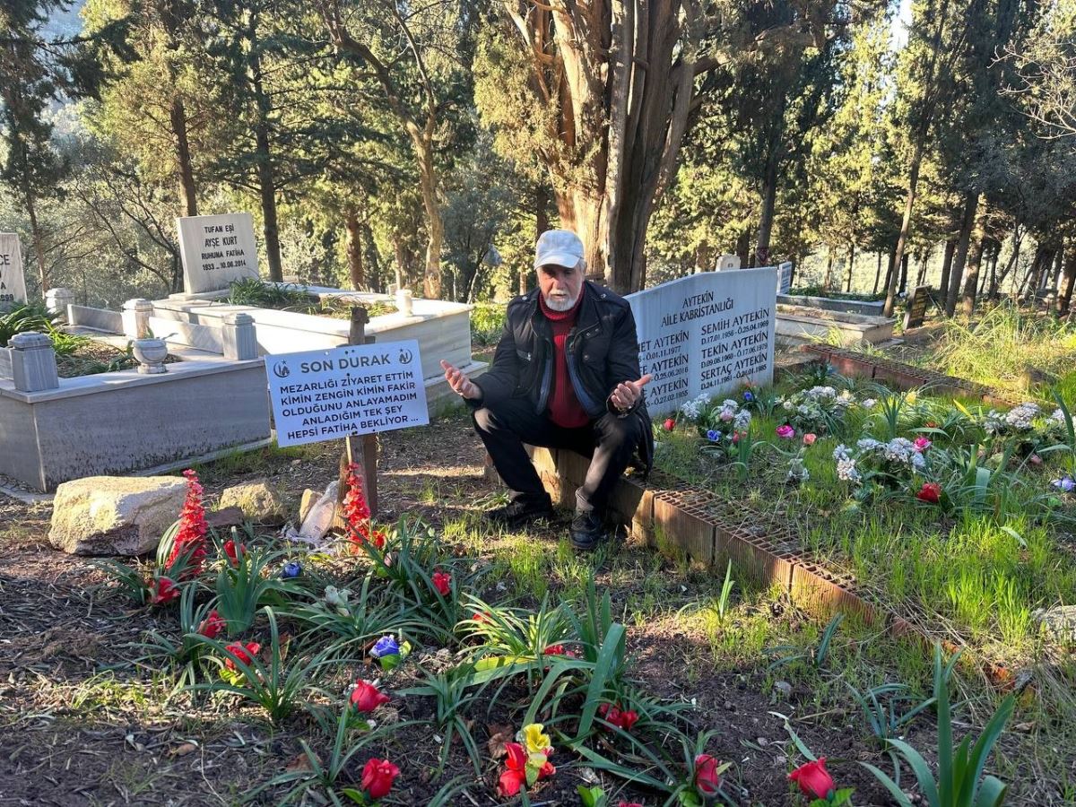 <p>Bursa'nın Orhangazi ilçesinde bir kişi ölümü hatırlamak için hayattayken kendi mezarını yaptırdı. Her gün gidip kendi mezarındaki çiçekleri sulayan yurttaş en az bir saat kendi mezarının üzerinde yatıp vakit geçiriyor. </p>