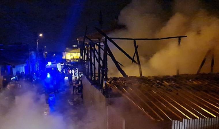 Düzce'de yangın: İtfaiye eri çatıdan düştü