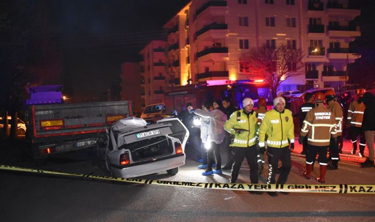 Kırıkkale'de otomobil park halindeki TIR'a çarptı: 1 ölü