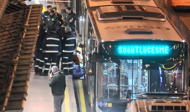 Sefaköy metrobüs durağında feci ölüm!