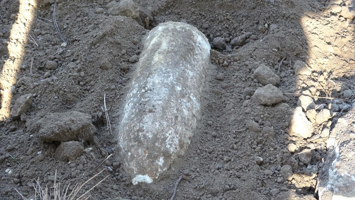 <p>Çanakkale'nin Eceabat ilçesindeki Şehitler Abidesi'nde devam eden teknik alt ve üstyapı çalışmaları sırasında bulunan Çanakkale Savaşı'ndan kalma patlamamış 42 santim uzunluğunda ve 15 milimetre çapındaki top mermisi, jandarma ekiplerince uzaktan kumandalı bomba imha robotuyla kontrollü bir şekilde imha edildi.</p>