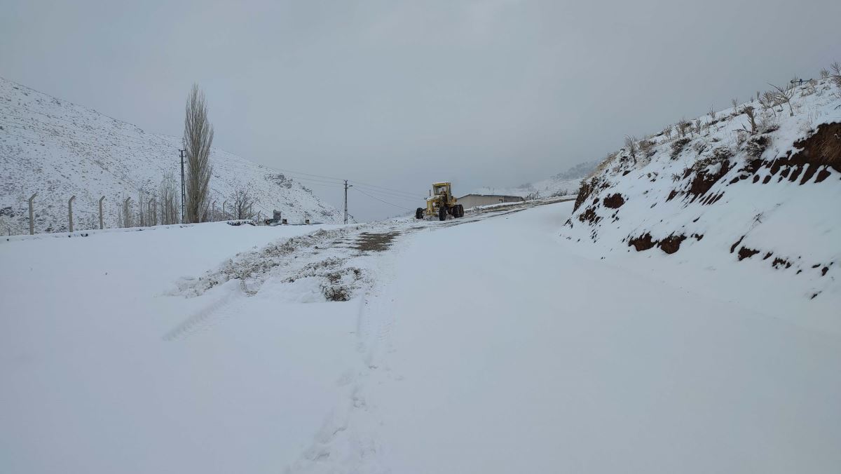 <p>Türkiye, son yılların en kurak kurak kışını geçiriyor. Ocak ayının sonuna rağmen çoğu yerde beklenen kar bir türlü yağmamıştı. Dün akşam saatleri itibarıyla birçok kentte kar yağışı etkisini gösterdi.</p>