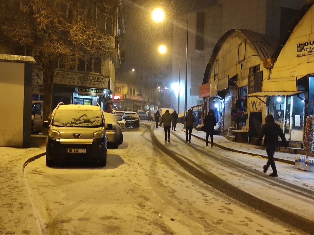 <p>Meteoroloji Genel Müdürlüğü'nün uyarı yaptığı kar yağışı, Van ve ilçelerinde akşam saatlerinde başladı.</p>
<p>Şehir merkezinde 10 santimetreyi bulan kar kalınlığı yüksek kesimlerde 35 santimetreye ulaştı.</p>
<p>Van Büyükşehir Belediye ekipleri, mahalle ve mezra yollarının kapanmaması için çalışma başlattı. </p>