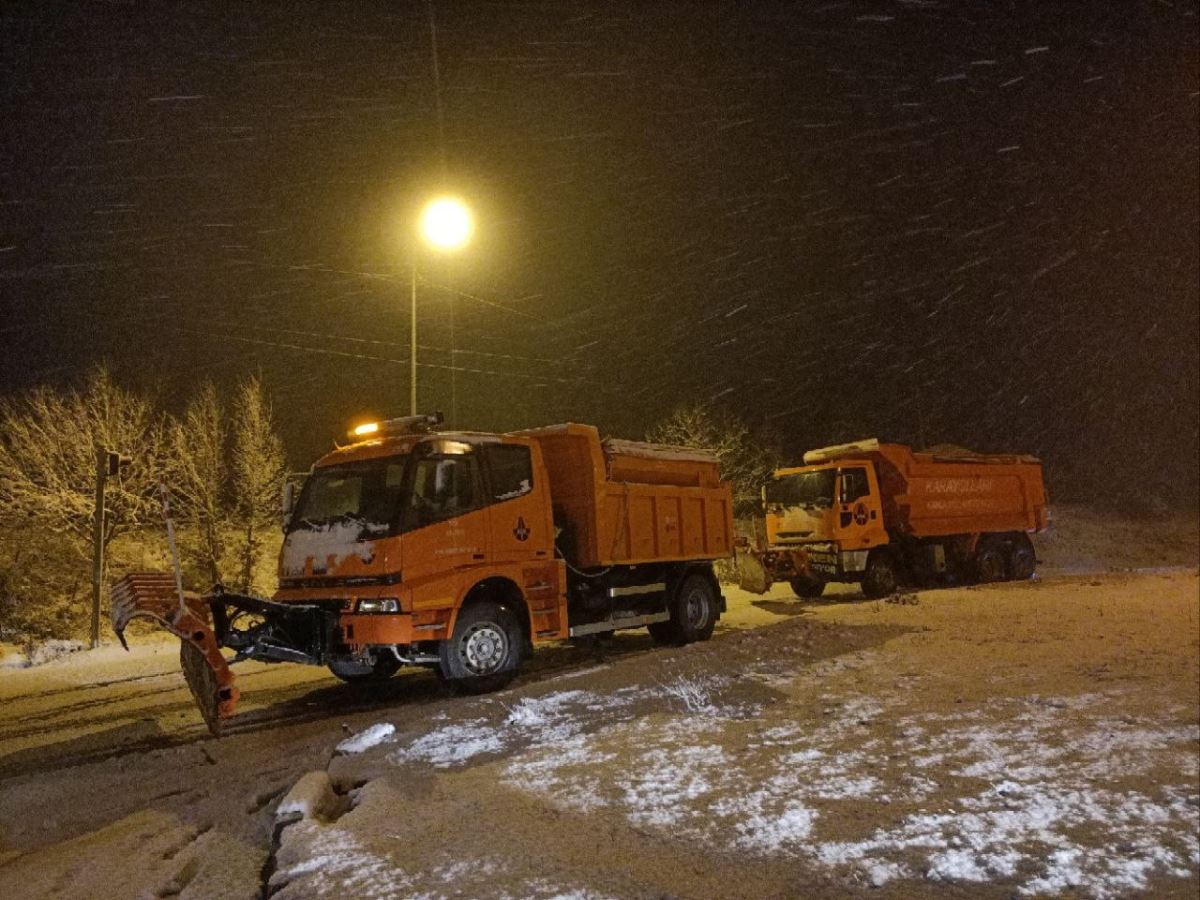 <p>Bolu Dağı'nın D-100 ve TEM yolları geçişlerinde, etkili olan sağanak yağış akşam saatlerinde yerini kar yağışına bıraktı.</p>
<p>Yolda kar örtüsünün oluşmaması için Karayolları ekipleri kar küreme çalışması başlattı.</p>
<p>Karayolları ekipleri, dik rampaları ve virajlı yollarıyla bilinen Bolu Dağı'nda buzlanmayı önlemek için güzergahta tuzlama çalışması yaptı.</p>
<p>Ekiplerin yaptığı kar küreme ve tuzlama çalışmasıyla ulaşımda aksama olmadı.</p>