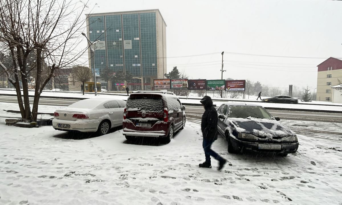 <p>Bitlis'te de günlerdir etkili olan soğuk hava, yerini kara bıraktı.</p>
<p>Kar nedeniyle beyaza bürünen kentte çocuklar kartopu oynadı, vatandaşlar da araçlarının üzerinde ve iş yerlerinin önünde biriken karları temizledi.</p>
<p>Belediye ve Karayolları ekipleri de kar temizleme çalışması yürüttü.</p>
<p><strong>- Hakkari </strong></p>
<p>Hakkari'de sabah yüksek kesimlerde başlayan kar, akşam kent merkezinde etkili oldu.</p>
<p>Yağış nedeniyle beyaza bürünen kentte, araçların üzeri karla kaplandı. </p>
<p>2 bin 800 rakımlı Merga Bütan Kayak Merkezi'nde kar kalınlığı 20 santimetreye ulaştı. </p>
<p><strong>- Muş</strong></p>
<p>Muş'ta akşam etkili olan kar nedeniyle kent merkezi beyaza büründü.</p>
<p>Kar kalınlığının yaklaşık 20 santimetreye ulaştığı kentte, sürücüler ilerlemekte güçlük çekti. </p>
<p>Bazı vatandaşlar iş yerlerinin önünde biriken karları temizledi. Belediye ekipleri, cadde ve sokaklarda çalışma yürüttü. </p>