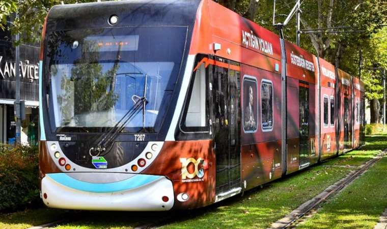100’üncü yıla özel tramvaylar İzmir sokaklarında