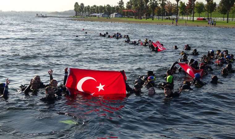 Cumhuriyet'in 100. yılında dalan 100 kişi, denizde Türk bayrağı açtı