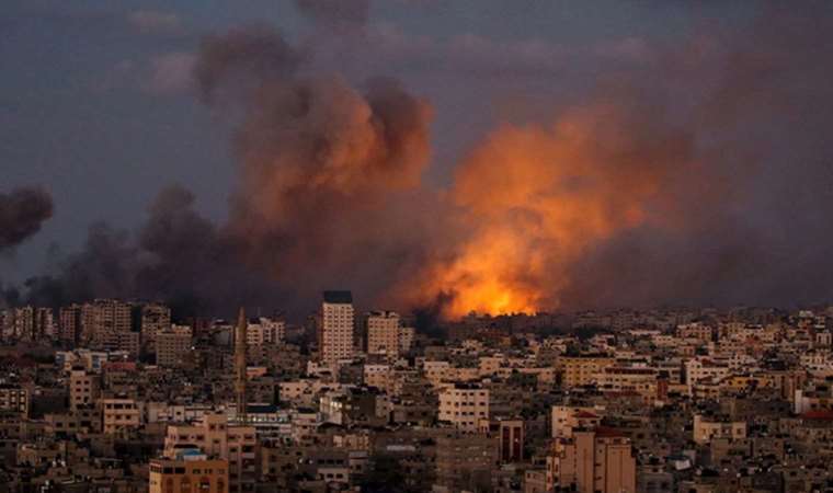 İsrail Gazze'de sivil yerleşim yerlerini hedef aldı: Çok sayıda ölü ve yaralı var