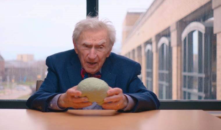 101 yaşındaki doktor uzun yaşam için 3 sırrını paylaştı