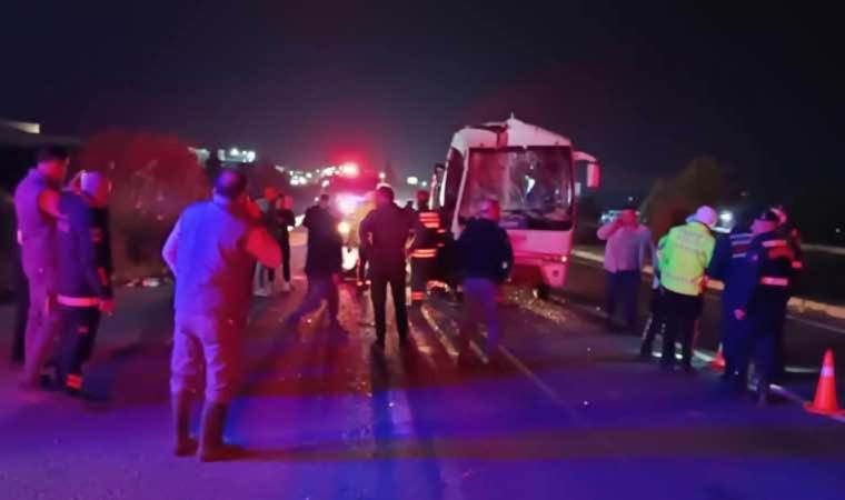 Servis minibüsü, TIR’a arkadan çarptı: 13 yaralı