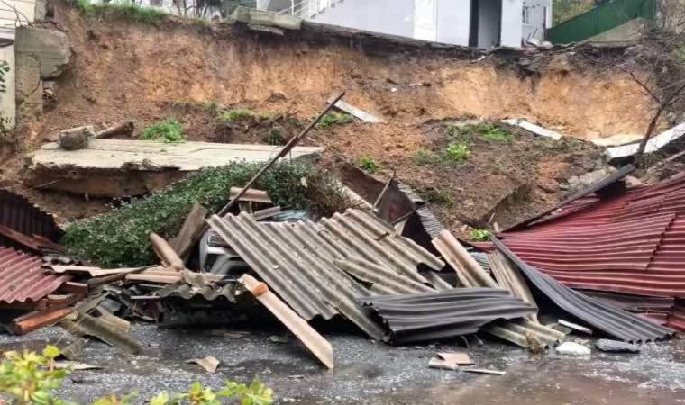 Sarıyer'de istinat duvarı çöktü: 4 araç hasar gördü!
