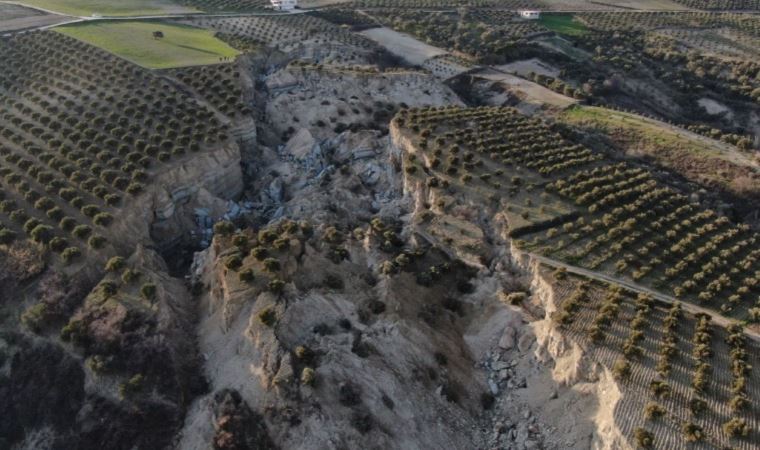 Hatay’da deprem sonrası dehşete düşüren görüntü: Tarla ikiye bölündü!