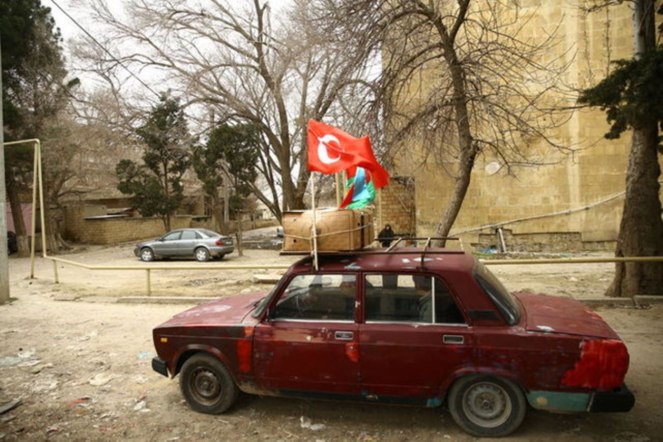 <p>Azerbaycan'ın başkenti Bakü'de aracının üzerine yüklediği yorganları Türkiye'ye yardım için taşıyan <strong>Server Beşirli</strong>, <strong><em>"Kış soğuğunda evsiz kalmanın ne olduğunu iyi biliriz"</em> </strong>ifadelerini kullanmıştı.</p>