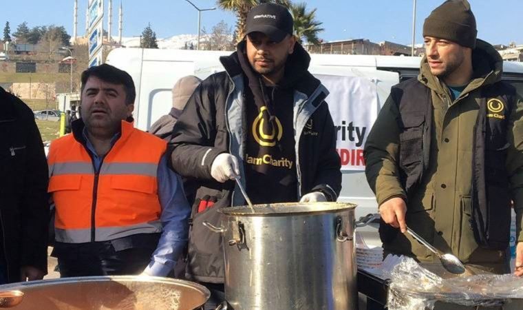 İsveçli şarkıcı Maher Zain, Kahramanmaraş'ta depremzedelere yemek dağıttı