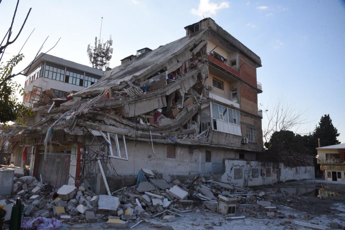 <p><strong>OSMANİYE: </strong></p>
<p>Osmaniye’de toplam 28 bin 317 binada bulunan 91 bin 999 bağımsız birimde hasar tespit çalışması yapıldı.  </p>
<p>2 bin 122 binadaki 8 bin 491 bağımsız birimin acil yıkılması gereken ağır hasarlı ve yıkık olduğu tespit edildi. 218 binadaki 1717 bağımsız birimin orta hasarlı, 6 bin 925 binada bulunan 36 bin 518 bağımsız birimin az hasarlı, 17 bin 529 binadaki 41 bin 839 bağımsız birimin hasarsız olduğu tespit edildi.  </p>