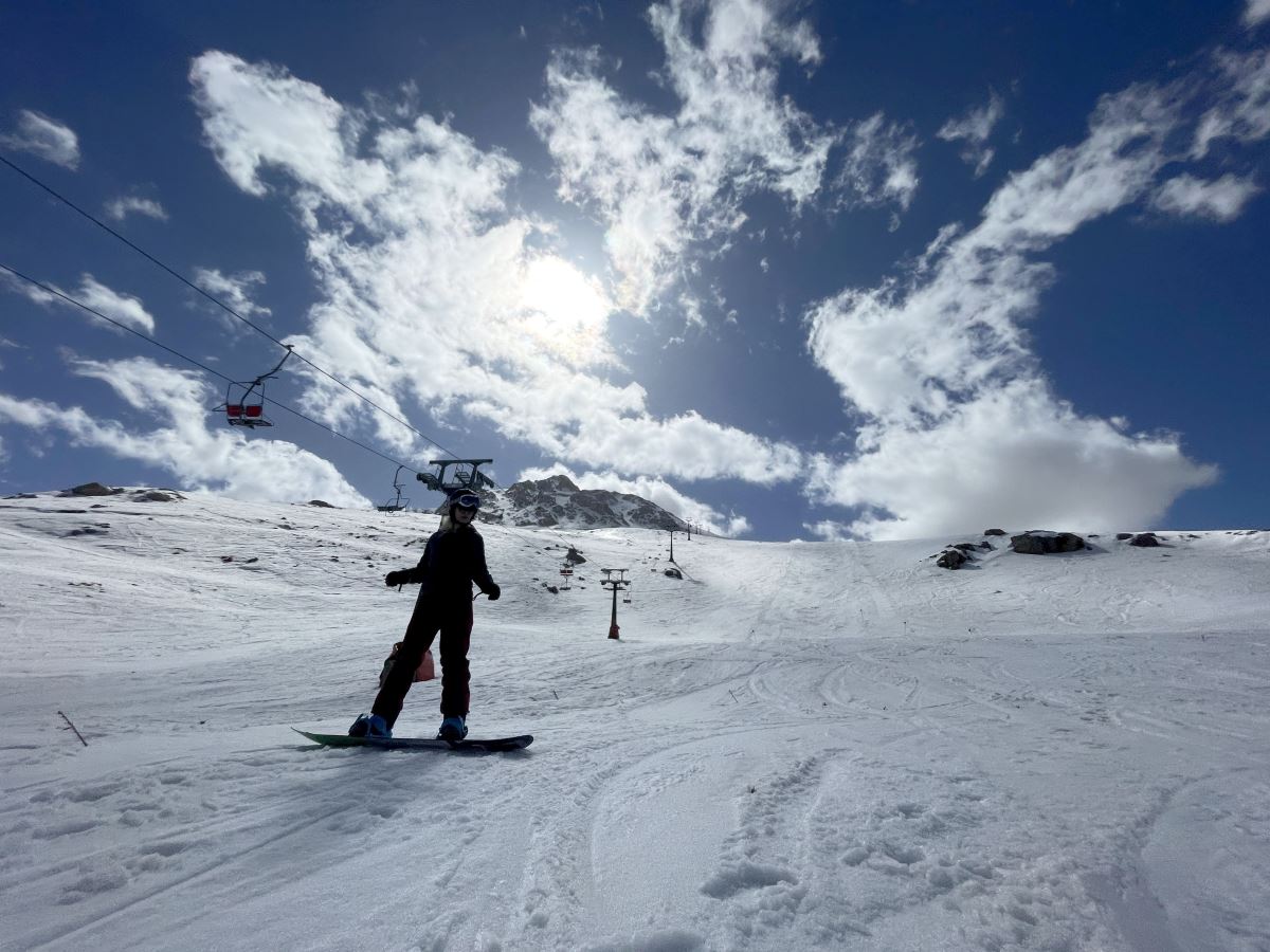 <p>Saklıkent Kayak Merkezi kompleksinde yerli ve yabancı turistlerin hareketliliği sürüyor.</p>