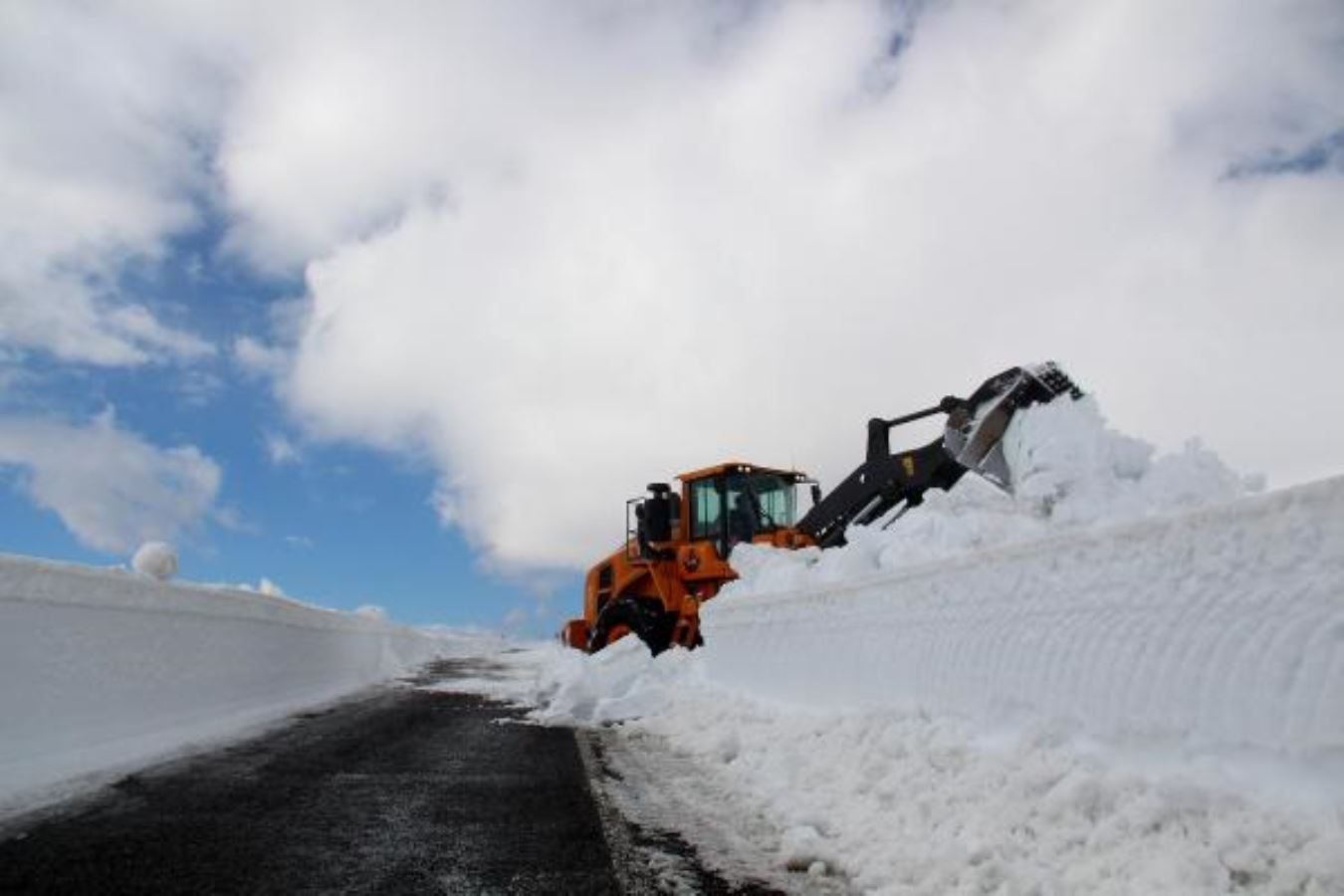 <p>Yer yer 2 metreyi aşan karı temizleyen ekipler, Aralık 2022'de kapatılan yolu 3 günde ulaşıma açmayı planlıyor.</p>