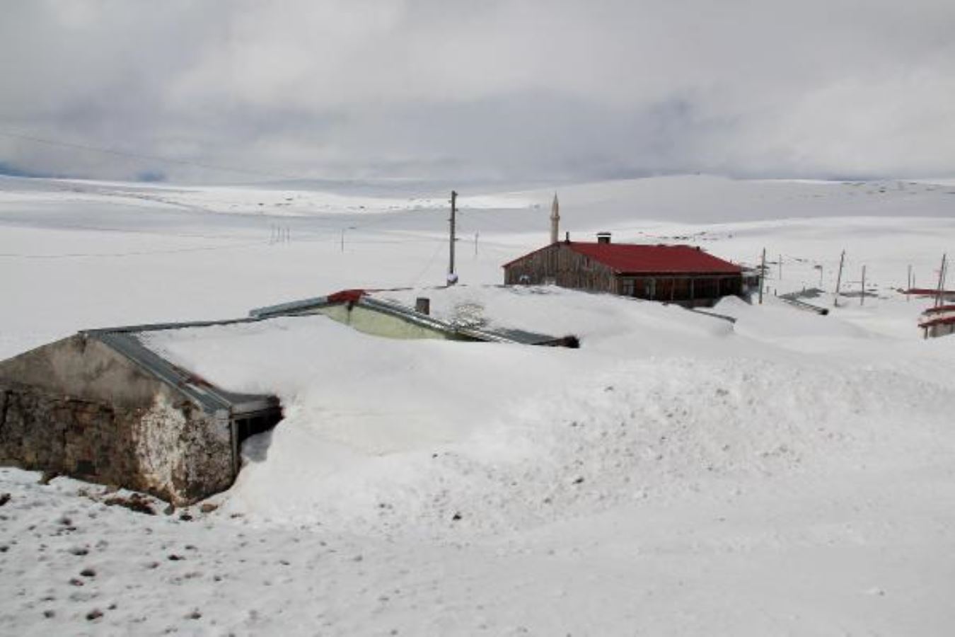 <p>Yaylada kar kalınlığının tek katlı evlerin çatılarına kadar ulaştığı görüldü.</p>