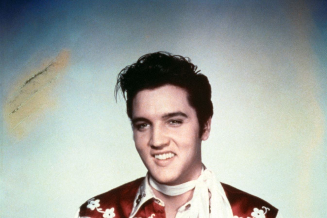 <p><strong>'Rock and Roll Kralı'</strong> olarak bilinen<strong> Elvis Presley (1935-1977)</strong>, 1950'lerin ortalarında ün kazandı ve kısa sürede 20. yüzyılın en ikonik ve etkili müzisyenlerinden biri oldu. Rock and roll'u popülerleştirerek bir müzik devrimi başlatmasıyla tanınır. İlk single'ı'Heartbreak Hotel', müzik tarihinin akışını sonsuza dek değiştirdi.</p> <p>Canlı şovları medyada büyük yankı uyandırdı ve kültürel bir fenomen haline geldi. <strong>"Kral"</strong> olarak ünlenmesi, ABD'de Billboard'un<strong> Hot 100 pop</strong> listesinde yer alan toplam 149 şarkısıyla ve inanılmaz müzik kariyerinden kaynaklanmaktadır.</p> <p>İşte Rock'n Roll'un kralı Elvis Presley hakkında 10 büyüleyici gerçek...</p>